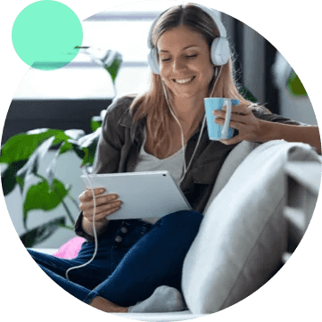 mujer usando tecnología